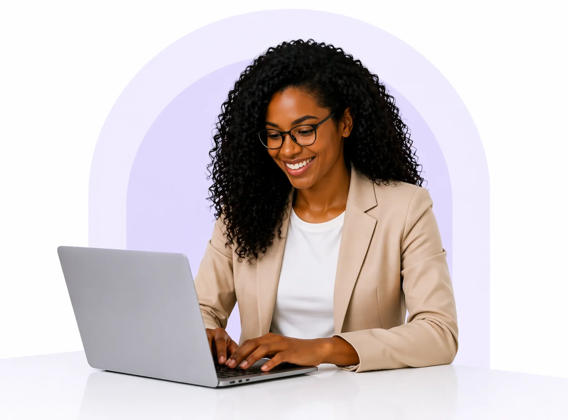 Profissional de saúde sorrindo enquanto usa a Zenora no notebook